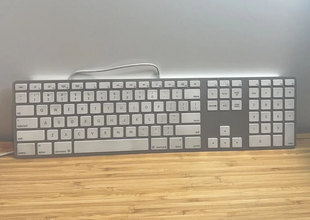 Genuine Apple A1243 Wired Mac USB Keyboard w/ Numeric Keypad White TESTED
